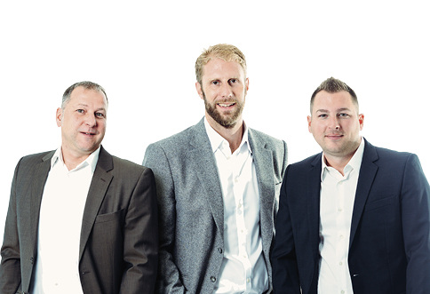 
Ein zufriedener Kunde des Systems sei z. B. RechtsanwaltChristopher Posch (m.) – bekannt durch seine Fernsehauftritte. Er genieße bereits die Sicherheit und den Komfort von Eimsig für sich privat. Links: Vertriebsleiter Arnd Schmidt, rechts: Geschäftsführer Florian Schmidt.
