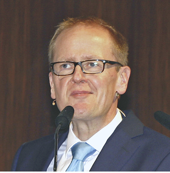 
BF-Geschäftsführer Jochen Grönegräs stellte vor dem Plenum die rhetorische Frage: „Warum haben sich keine anderen Öffnungsarten am Fenster etabliert?“
