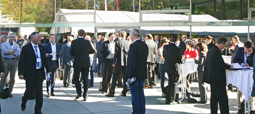 
Das Wetter war perfekt bestellt – Sonne satt gab es auf den Fenstertagen. Die wichtigen Gespräche wurden häufig auf dem Vorplatz zum Kongresszentrum verlegt.
