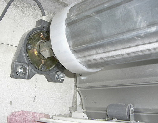 
Abdruckdämmrollen sind ein beliebtes Mittel, um Rollladenpanzer auf den richtigen Weg zu bringen und Ausführungsfehler zu kaschieren, wenn der Rollladenpanzer mal wieder ruckelt.
