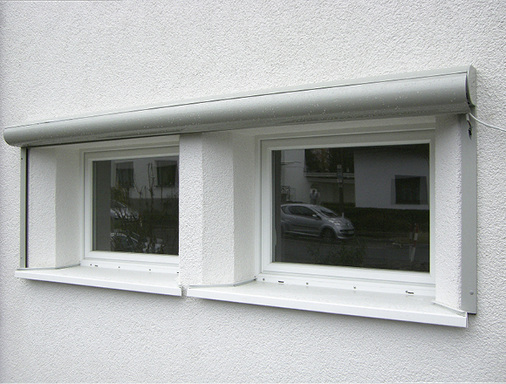 
Bei diesem Gutachterfall stellte sich wie in den meisten Fällen nach der Montage die Frage, wer was falsch gemacht hatte. Fakt ist, dass der Kunde mit nicht komplett schließenden Rollladenpanzern leben sollte, da sie auf die Umkantung der Fensterbank gelaufen sind.
