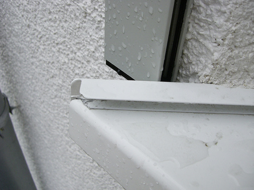 
Der Ortstermin des Sachverständigen machte sehr schnell deutlich, dass keinerlei Absprachen zwischen dem Fenster- und Rollladenbauer getroffen wurden.
