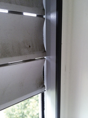 
Absolute Unkenntnis hat der Montagebetrieb in diesem Beispiel bewiesen, wo der zu kurze Panzer fast von alleine aus den Führungsschienen rausfällt.
