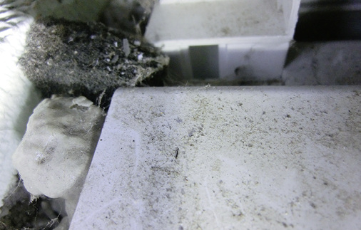 
Auf den ersten Blick ist es eigentlich gar nicht so klar, was man eigentlich fühlt bzw. sieht, und aufgrund der Einbausituation des Rollladenkastens für den Sachverständigen vor Ort oft nur sehr aufwendig und mit Hilfsmitteln wie Spiegel oder Kamera zu betrachten.
