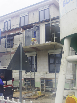 
Durch den Preisdruck werden Fenster und Rollläden durch mehr oder weniger qualifizierte Montagebetriebe sehr oft gegen jede anerkannte Regel der Technik eingebaut. Der RAL-Leitfaden wird häufig ignoriert.
