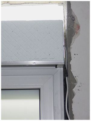 
Grundsätzliche Probleme beim Einbau von Fenstern und Rollläden beginnen schon bei Planung und Aufmaß. Unschöne Maßdifferenzen und Abdichtungsprobleme sind da nur eine der Folgen. Generell gilt, das Fenster und Rollladenkästen rundherum komplett abgedichtet werden müssen.
