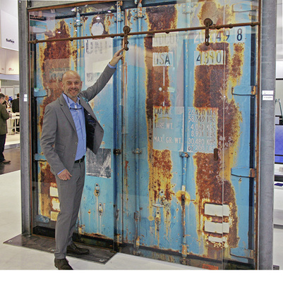 <p>
Design: Diese Tür sieht alt und rostig aus, ist sie aber nicht: Glasveredler Gert Jan Van Dijken aus Waddinxveen (NL) vor seiner bedruckten Glastür. 
</p>