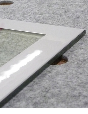 
Homogener Farbauftrag eines Randrollen-Coaters im Eckbereich mit 200 µm Farbdicke im Nasszustand.
