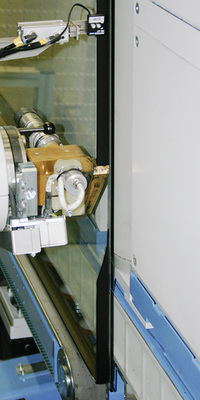 
Der Applikator von Bystronic glass setzt den TPS-Spacer in einem einzigen Zug auf das Glas auf. Am Anfang und am Ende ist der Stoß angeschrägt, um einen sauberen Abschluss zu erreichen.



