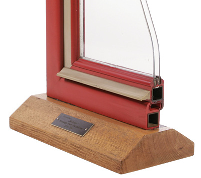 
Das erste Kunststofffenster stammt aus dem Jahr 1954 und ist im Kunststoff-Museum der HT Troplast in Troisdorf zu besichtigen.
