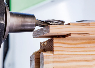 
Die PlugTec-Verbindung von Leitz soll die Vorteile der etablierten Schlitz-Zapfen- und Konter-Dübel-Verbindungen vereinen.
