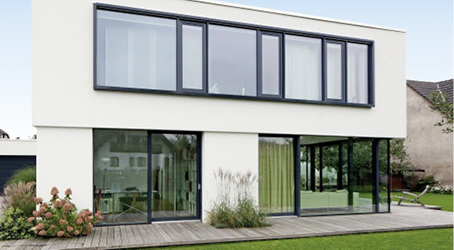 
Moderne Architektur zeichnet sich durch großflächige Verglasungen aus. Entsprechend diesem Trend wurde das System Meko 32 konzipiert und das Augenmerk auf schlanke Rahmen gelegt.
