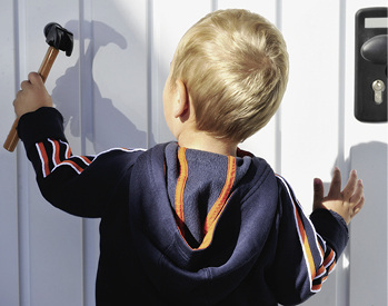 
Gerade kleine spielende Kinder sind beim Betrieb von Toren ohne Sicht auf das Tor maximal gefährdet. 



