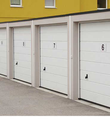 
Sektionaltore auf Garagenplätzen sind relativ risikolos, da sie nicht in den Verkehrsraum ausschwenken können.



