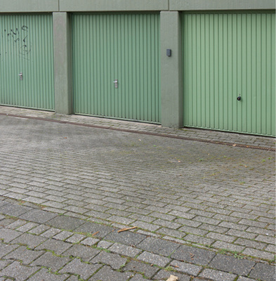 
Problemfälle können alte Tore werden, denn Verschleiß in den Laufrollen und beschädigte oder falsche Federn können nur schwer eingeschätzt werden.



