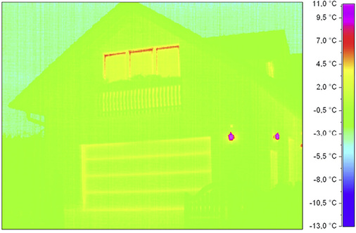 <p>
Gerade beim Einfamilienhaus wird sehr oft das Tor in die Gebäudehülle integriert und damit der Übergang von der kalten Garage in den warmen Wohnraum geschaffen, wenn hier nicht wie im Beispiel optimiert wird.
</p>