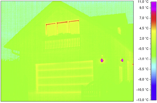 
Gerade beim Einfamilienhaus wird sehr oft das Tor in die Gebäudehülle integriert und damit der Übergang von der kalten Garage in den warmen Wohnraum geschaffen, wenn hier nicht wie im Beispiel optimiert wird.

