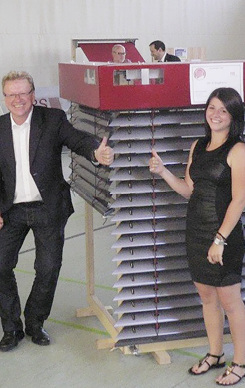 



Mit der abgeschlossenen Ausbildung von Simone Huber ist der weitere berufliche Werdegang schon ein Stück weit vordefiniert. Meisterprüfung und/oder der Betriebswirt des Handwerks bieten die perfekte Grundlage, um in greifbarer Zukunft den Fachbetrieb ihres Vaters Peter Huber in Wasserburg in der 3. Generation zu übernehmen. 
