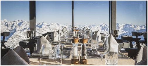 



Die Panoramaterrassen auf den vollverglasten Gebäudewürfeln des iceQ eröffnen spektakuläre Ausblicke auf die umliegende Bergwelt. 
