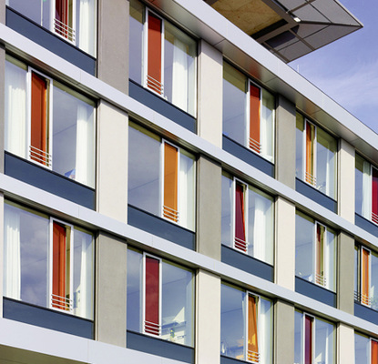 
Adieu Tristesse: Bunte, ansprechende Elemente machen Schluss mit eintönigen, langweiligen Fassadenfronten. 
