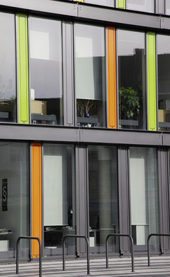 



Auch wenn die klassische Farbe von Glas-Metallfassaden silbern ist, werden Fassaden insgesamt bunter.
