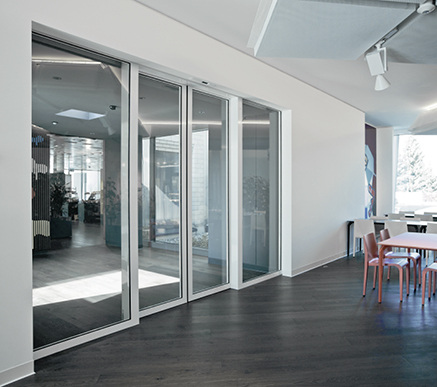 



Janisol 2 EI30 Brandschutzschiebetüren lassen sich ohne Bodenführung umsetzen.
