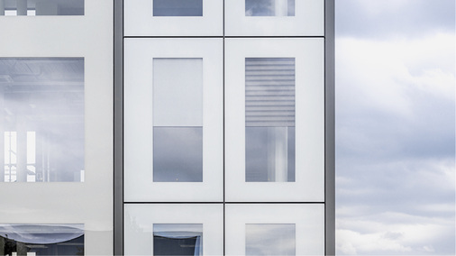 



Bei den iconic skin Elementen lassen sich die transparenten und die opaken Bereiche frei komponieren, unabhängig von der Tragstruktur. Der Sonnenschutz kann im SZR untergebracht werden.
