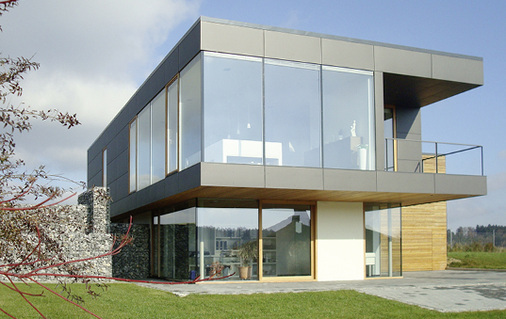
Bei Passivhäusern und kleineren Fassaden wird der Glasmeister heute von denArchitekten oft bereits schon vor der Ausschreibung in die Planung mit eingebunden.
