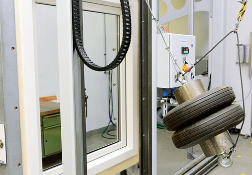 
Dynamische Prüfung nach DIN EN 1629 mithilfe einer Pendelstoßvorrichtung
