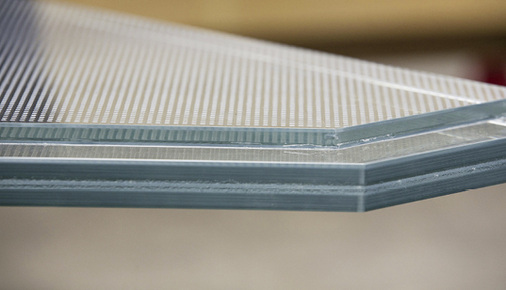 
Lasten bis 500 kg/m² können die VSG-Bodengläser im 3-Scheibenaufbau tragen. Ein rutschhemmender Siebdruck names Xtra Grip sorgt für einen sicheren Stand.



