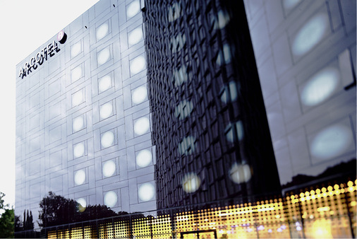 
Neben den neuen Funktionsgläsern zeigt Isolar vielfältige Sicherheitsglas-Lösungen sowie eine Reihe von Gläsern für die Innenraumgestaltung.



