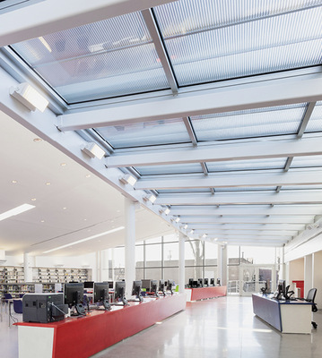 



Mit dem lichtlenkenden Okasolar-Glas lässt sich Tageslicht tief ins Gebäude holen, wie hier in der Mariners Harbor Library in New York.
