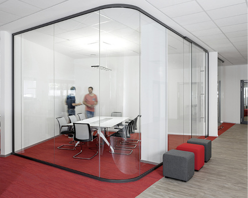 



Hier ein Besprechungsraum mit fecoplan in gebogener Ausführung. 
