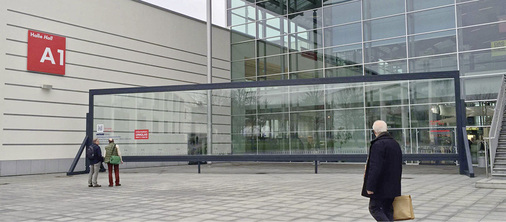



Die größte 3-fach-Isolierglasscheibe der Welt im Format 18 x 3,3 m war auf der BAU 2015 ein Besucherblickfang.
