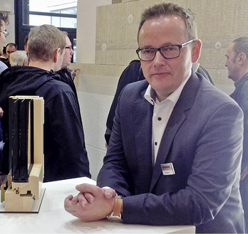 <p>
</p>

<p>
Udo Meyer, Key Account Manager bei Rockwool wurde auf der BAU von vielen Holzfensterherstellern besucht.
</p> - © Foto: Daniel Mund

