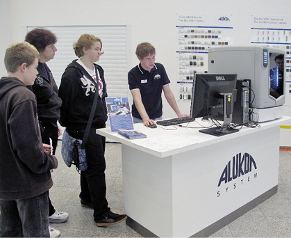 
Auszubildende informieren Schüler, so lautet das Motto von Alukon und sorgt für den eigenen Nachwuchs.
