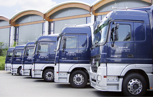
Eine eigene Logistikabteilung mit mehr als 20 Lastzügen sowie diverser kleinerer LKW&apos;s und Sprinter soll für eine schnelle, zuverlässige und qualitativ einwandfreie Belieferung aller Kunden sorgen.
