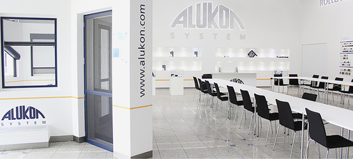 
Aus- und Weiterbildung der eigenen Mitarbeiter und der Fachhändler stehen in Konradsreuth ganz oben, um für eine qualitativ hochwertige Herstellung der Produkte und fachgerechte Beratung und Montage zu sorgen. 
