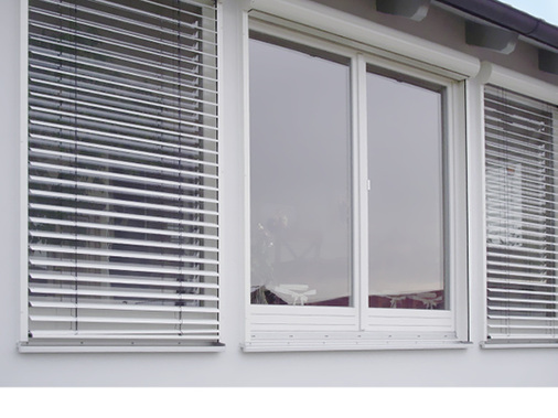 
Raffstoren in Vorbaukästen bieten auch im Bereich der Nachrüstung eine interessante Alternative für Architekten/ Planer und Bauherren.



