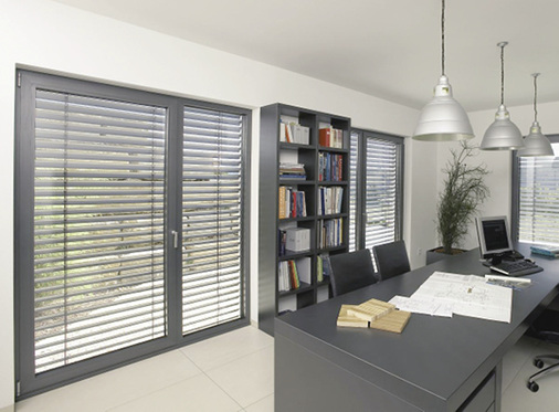 
Blendfreies Tageslicht am Arbeitsplatz ist eine Kategorie, die der Raffstore zusammen mit einer automatischen Steuerung perfekt beherrscht. 



