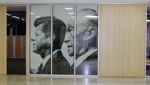 
Auch im Konrad Adenauer Haus, der CDU Zentrale in Berlin, finden sich großformatig bedruckte VSG-Folien.
