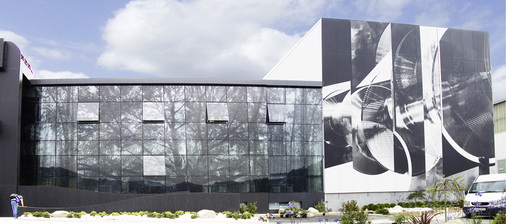 
Bei dieser Glasfassade erstreckt sich das im Foliendruck umgesetzte Bild über 84 Einzelscheiben. Bei der Umsetzung des Drucks war höchste Genauigkeit gefordert.



