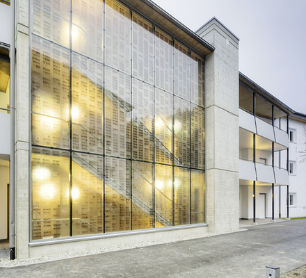 <p>
Diese Glasfassade in Lienz (A) von Architekt DI Peter Paul Rohracher wurde mit Acrylpinselzeichnungen des Künstlers Peter Niedertscheider bedruckt. Das Glas ist von innen und außen sichtbar. 
</p>