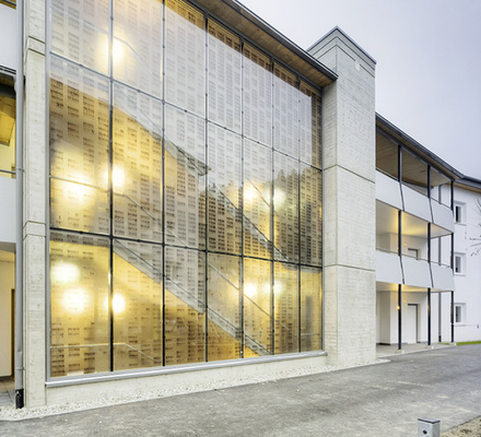
Diese Glasfassade in Lienz (A) von Architekt DI Peter Paul Rohracher wurde mit Acrylpinselzeichnungen des Künstlers Peter Niedertscheider bedruckt. Das Glas ist von innen und außen sichtbar. 

