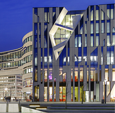 
Motive der charakteristischen Außenfassade des Kö-Bogens wurden auch bei der Gestaltung des Interieurs wieder mit aufgenommen.
