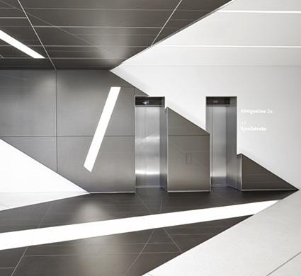 
Gestaltungselemente der Fassade finden sich beispielsweise im Eingangsbereiche zum Hofgarten und zur Königsallee. Diagonale Bänder aus Glas führen dort über den gesamten Innenraum. 
