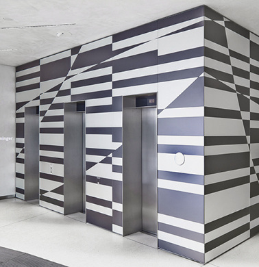 
Darüber hinaus sind die Muster aus der Fassade auch bei den gläsernen Verkleidungen der Aufzüge wiederzuerkennen.
