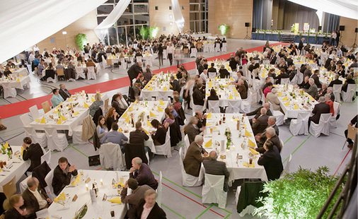 
50 Jahre Gutbrod: Feierliche Stimmung in der Turnhalle der Gemeinde Bodelshausen.

