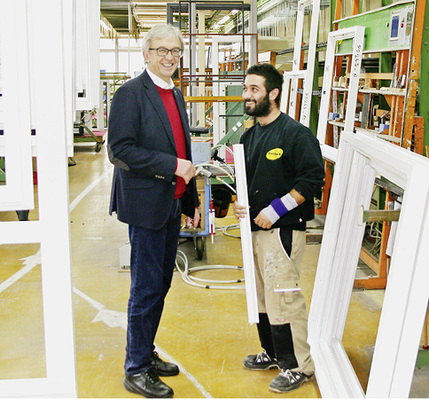 
Auch beim Fenstermachen darf der Spaß nicht fehlen: Gute Stimmung in den Produktionshallen von Gutbrod.
