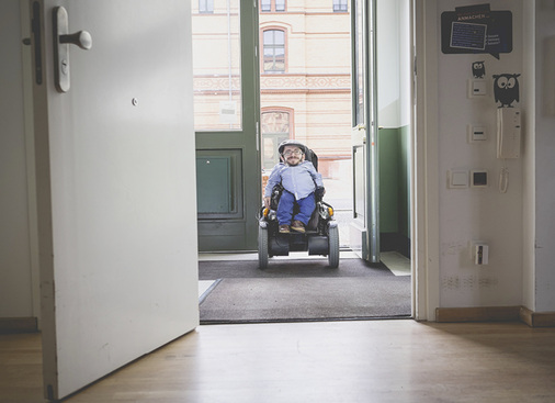 <p>
</p>

<p>
Der ebenerdige Zugang und eine automatisierte Wohnungstür erleichtern Raul Krauthausen den Zugang zu seiner Wohnung in Berlin.
</p> - © Fotos: Andi Weiland | Sozialhelden e.V.

